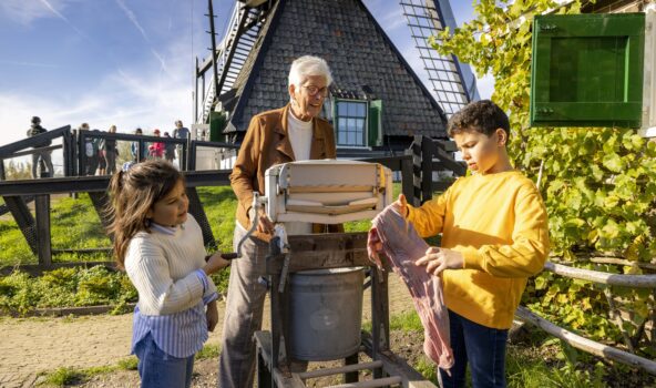 Kinderen leren op molenerf Museummolen Blokweer Kinderdijk