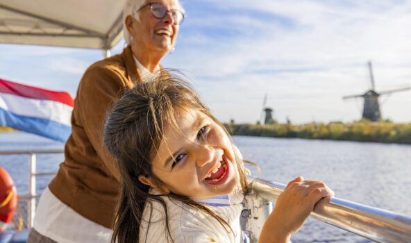 Kinderen met opa & oma op de rondvaartboot Kinderdijk