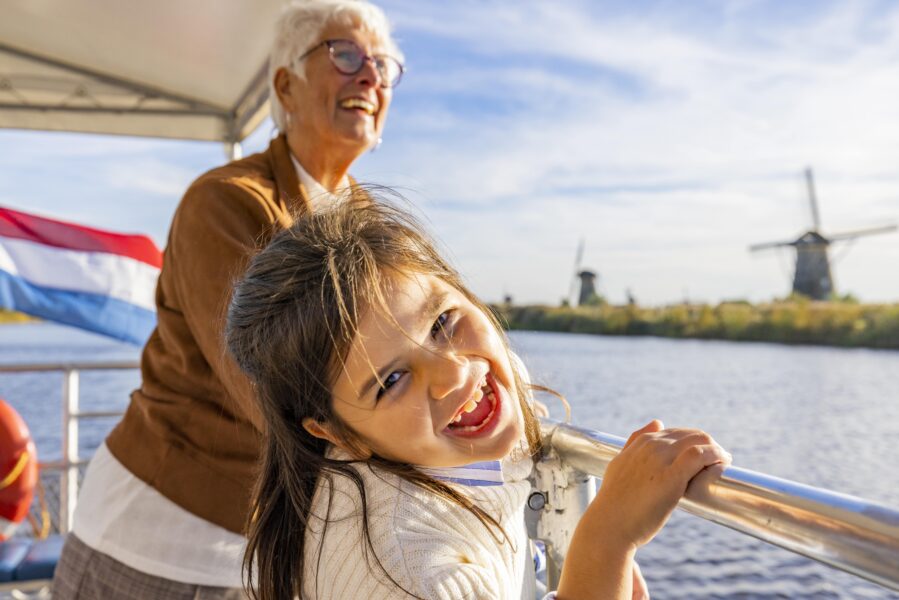 Kinderen met opa & oma op de rondvaartboot Kinderdijk