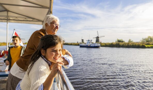 Kinderen met opa & oma op de rondvaartboot Kinderdijk