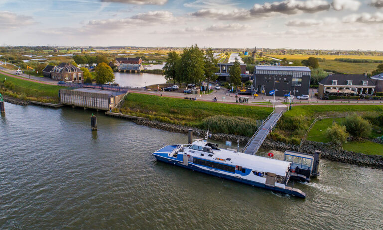 https://kinderdijk.nl/wp-content/uploads/2023/01/kinderdijk-vervoer-waterbus-Card-1340x804-1.jpg