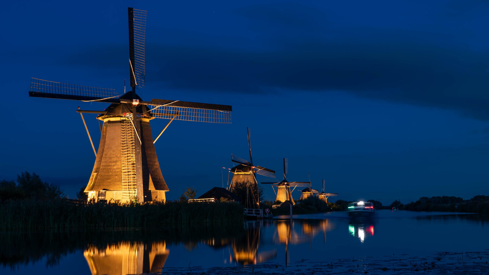 Verlichte molens van UNESCO Werelderfgoed Kinderdijk