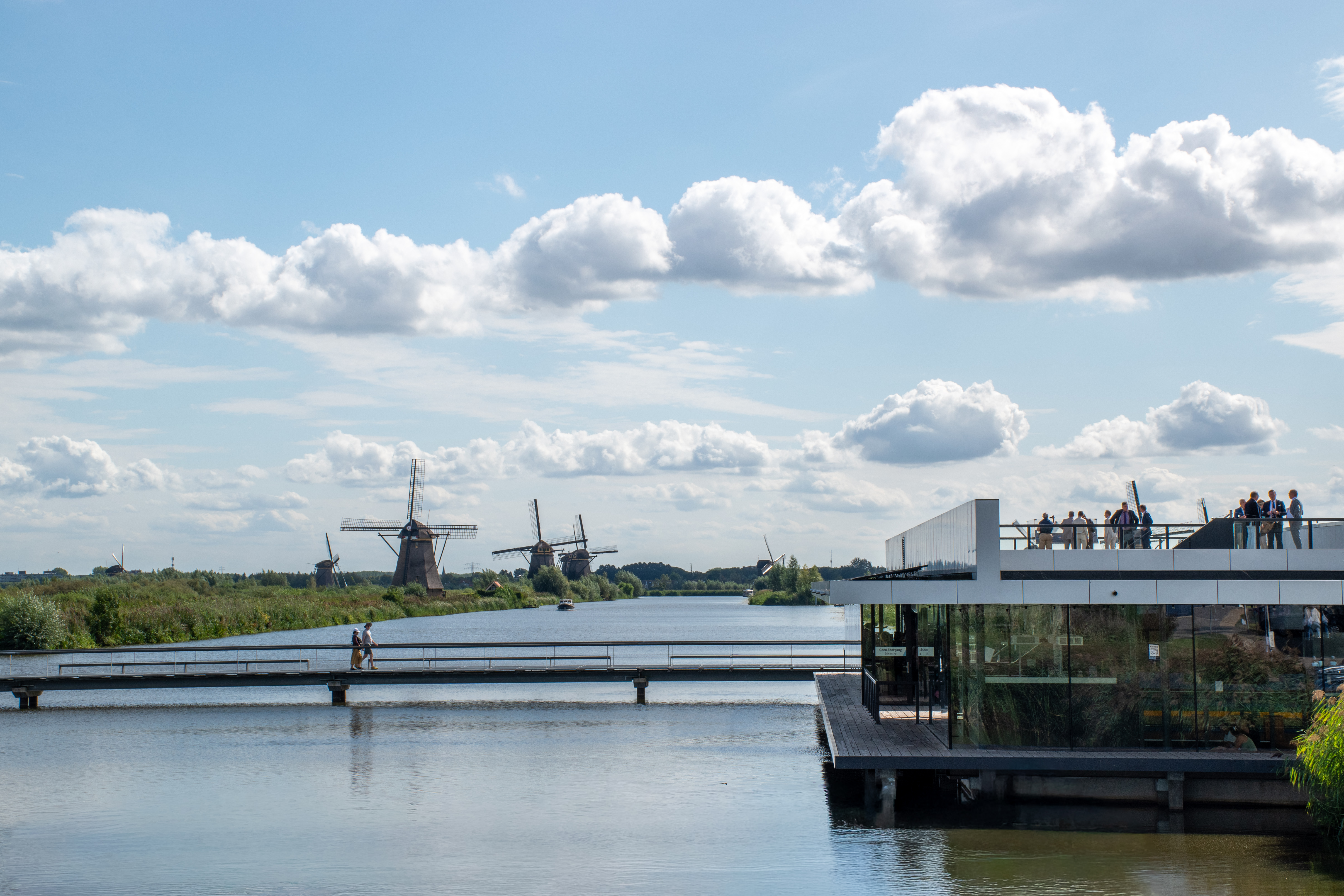 Het Bezoekerscentrum in Kinderdijk, met uitzicht over de molens en typische Hollandse luchten.