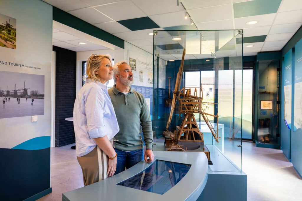 Bezoekers kijken naar de expositie in Hulpgemaal de Fabriek Kinderdijk