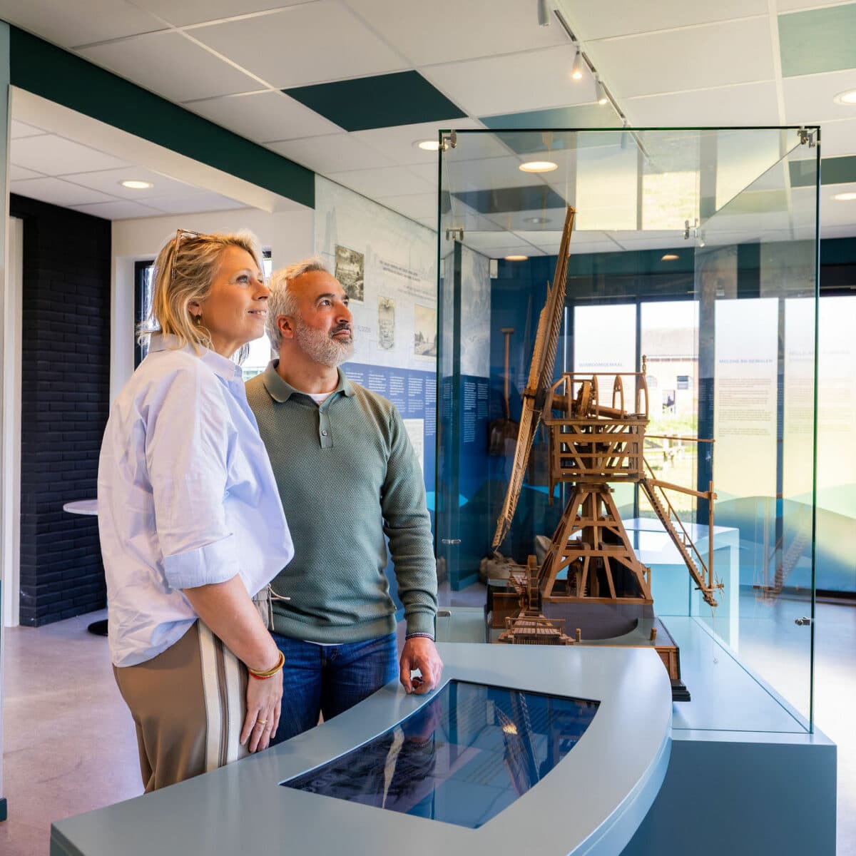 Bezoekers kijken naar de expositie in Hulpgemaal de Fabriek Kinderdijk
