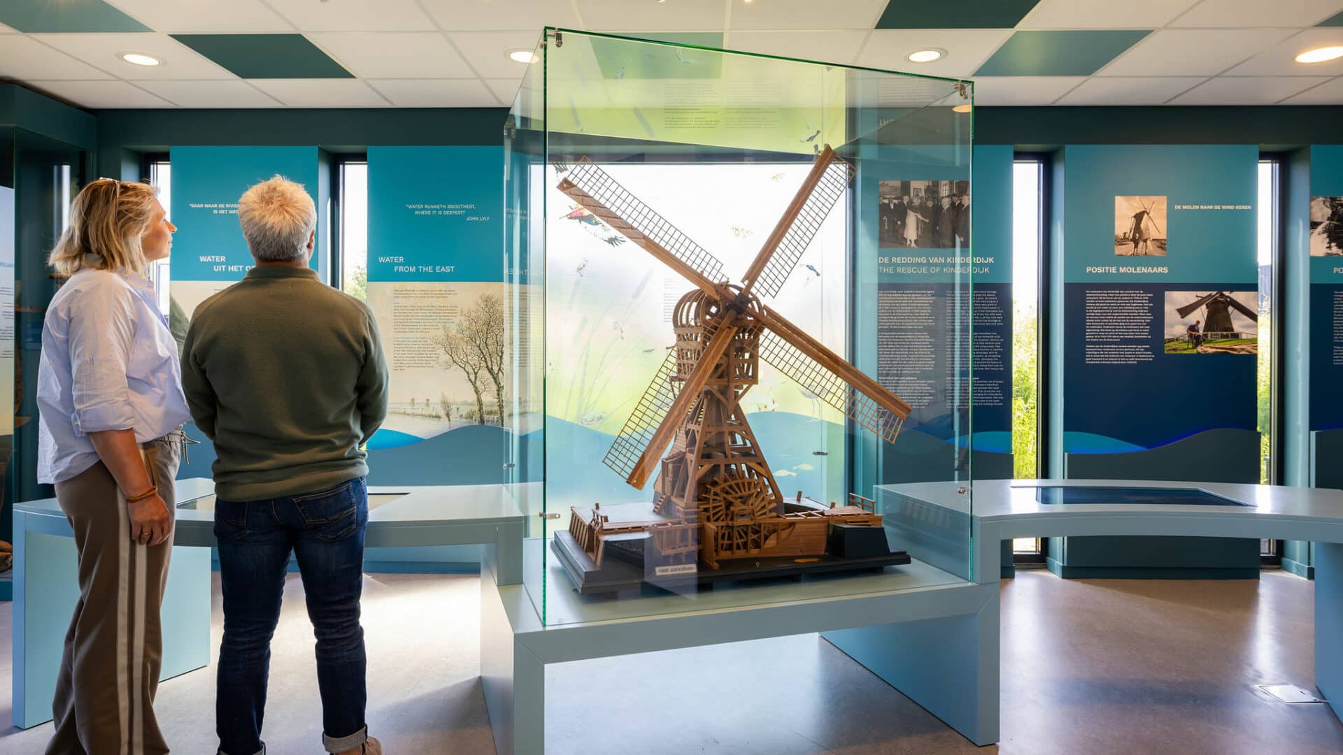 Bezoekers staan in de expositieruimte van Hulpgemaal de Fabriek in Kinderdijk