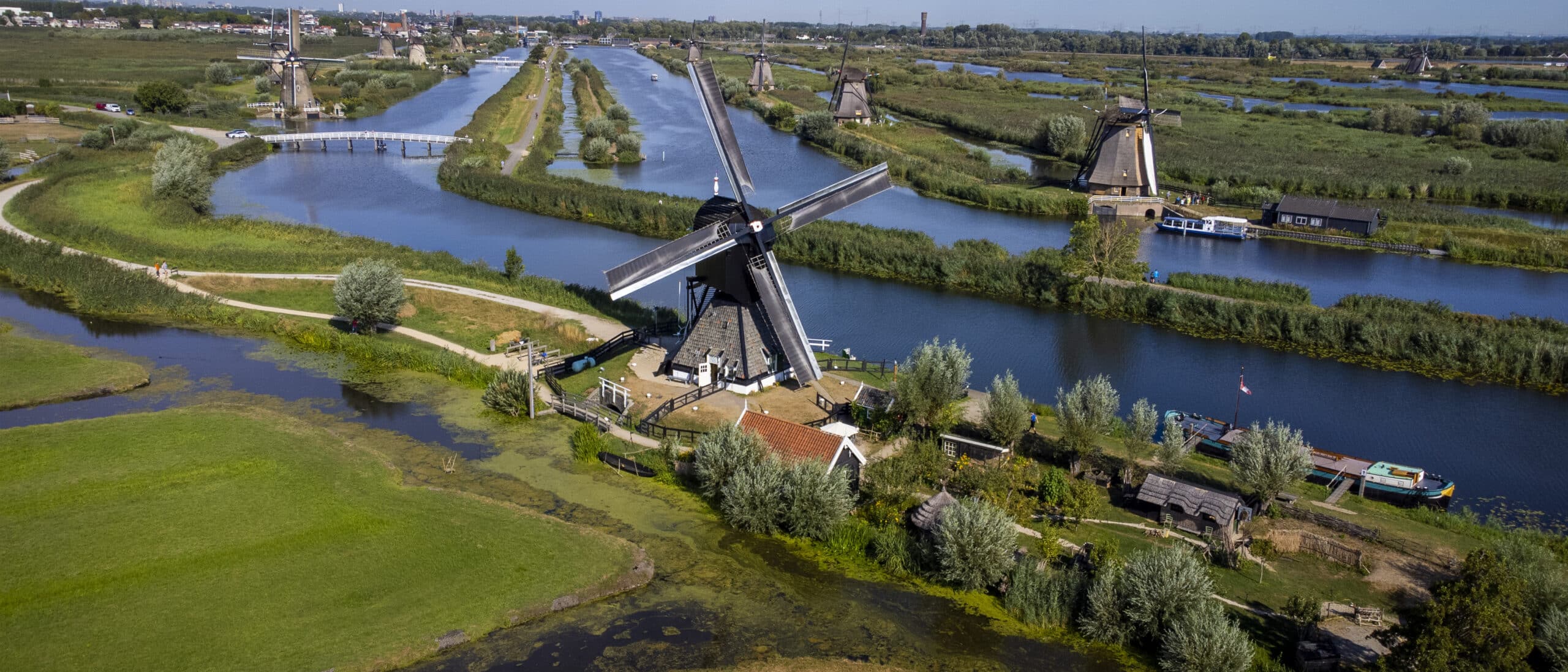 Luchtfoto van Museummolen Blokweer in Kinderdijk