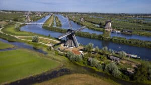 Luchtfoto van Museummolen Blokweer in Kinderdijk