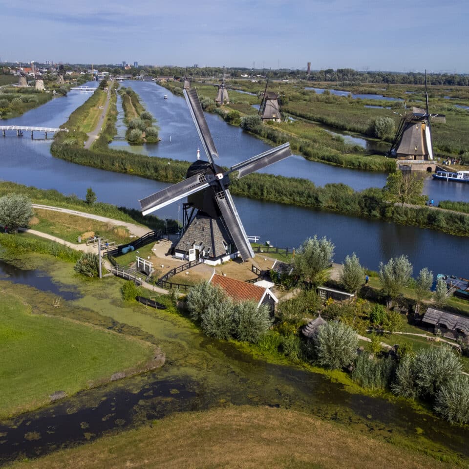 Luchtfoto van Museummolen Blokweer in Kinderdijk