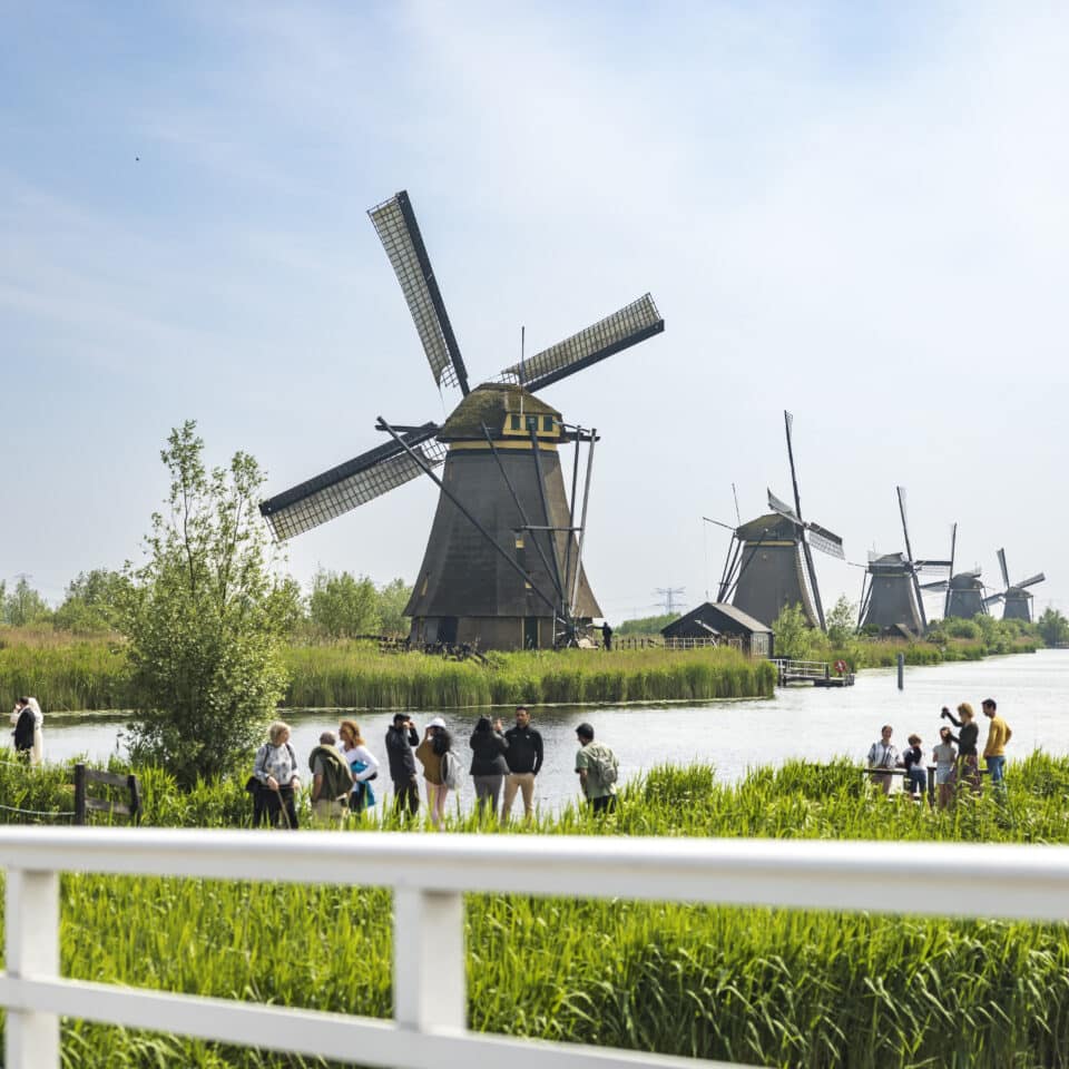 Vanaf de brug kijk je naar de bekende rij molens in Kinderdijk.
