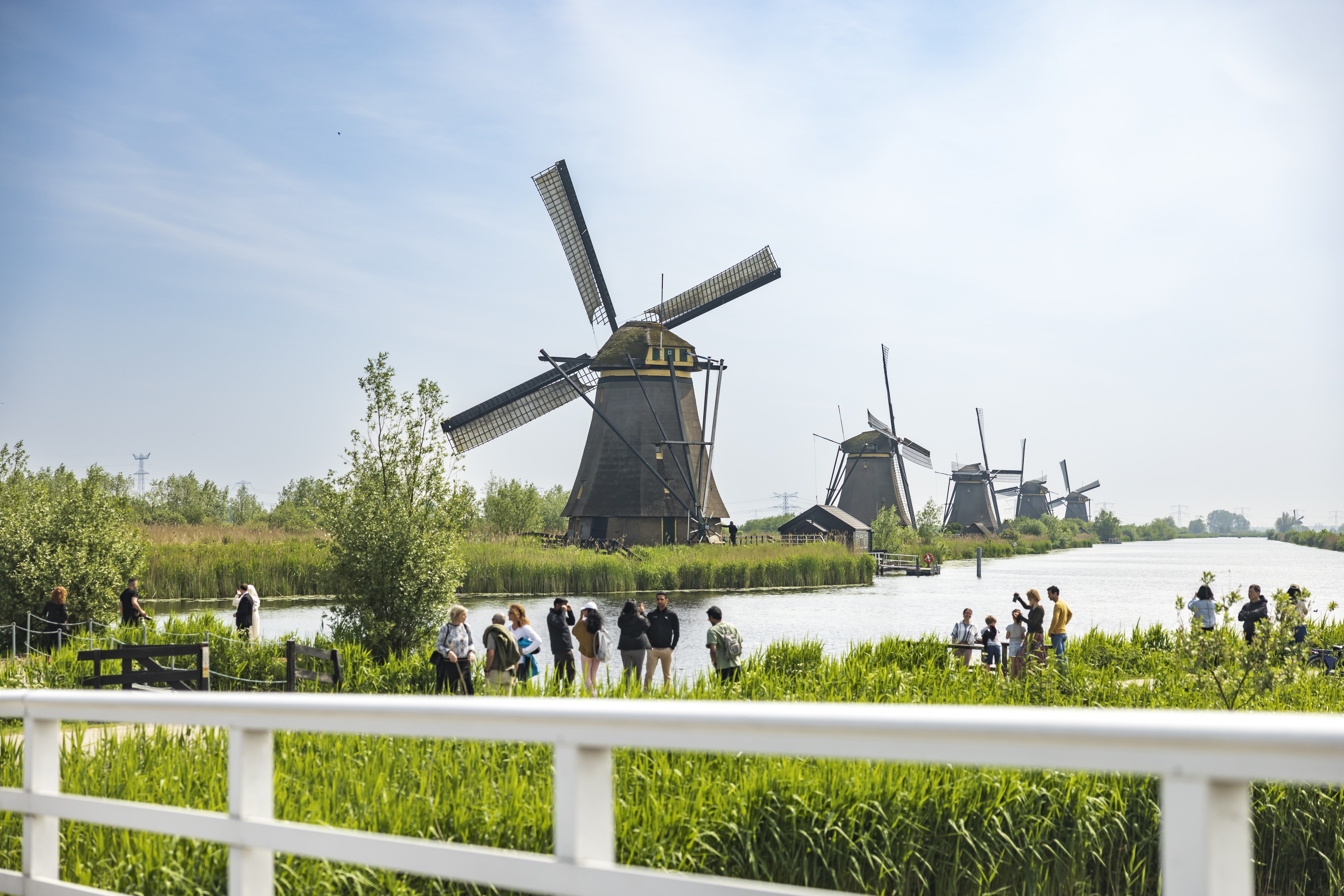 Vanaf de brug kijk je naar de bekende rij molens in Kinderdijk.