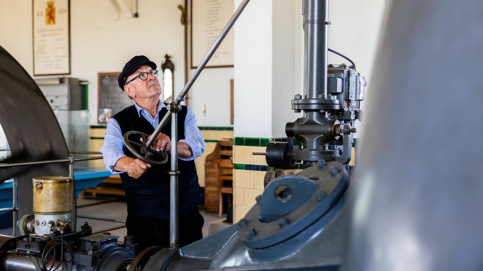 Een machinist aan het werk in de Machinekamer in het Wisboomgemaal van Kinderdijk