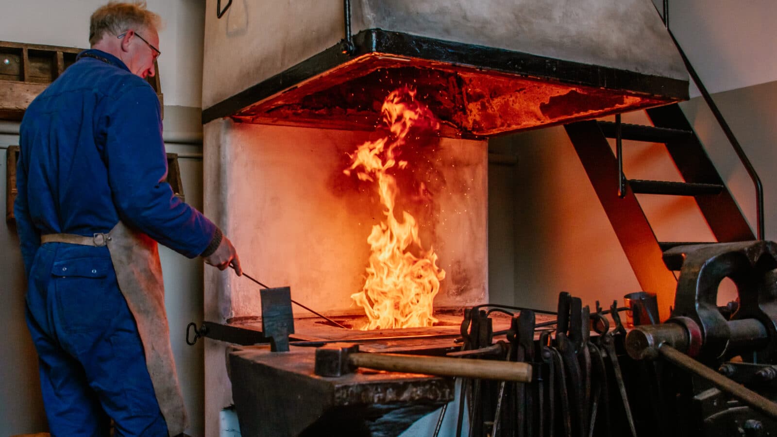 Smid aan het werk in de smederij van het Wisboomgemaal in Werelderfgoed Kinderdijk