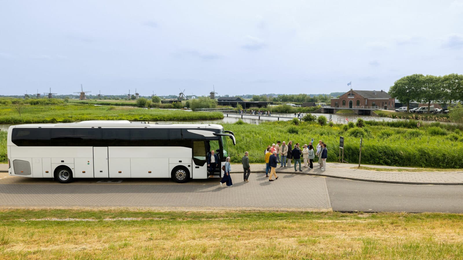 Touringcar op de Stop & Go zone in Werelderfgoed Kinderdijk