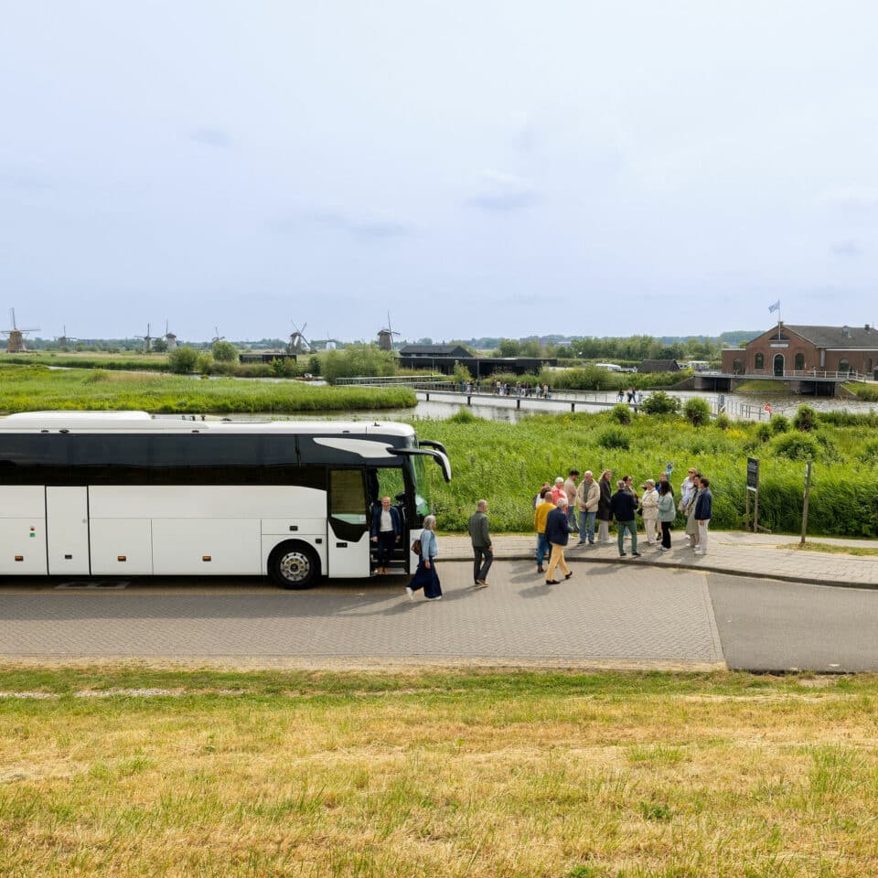 Touringcar op de Stop & Go zone in Werelderfgoed Kinderdijk