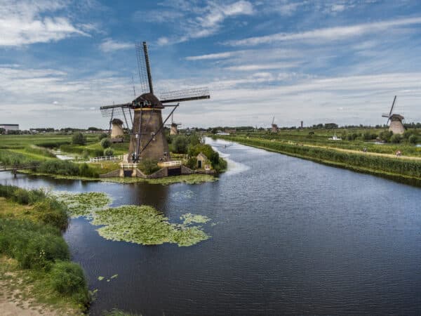 Een luchtfoto van Nederwaard molen 5 in Kinderdijk met een Hollandse lucht.