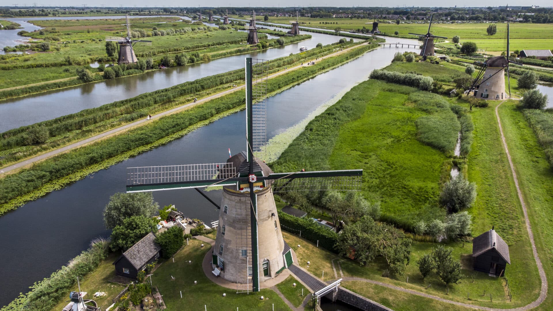 Luchtfoto van Nederwaard molen 3 met op de achtergrond nog andere molens in Kinderdijk