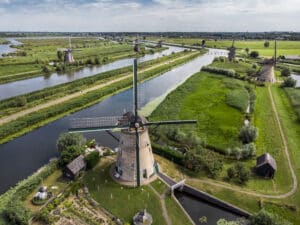 Luchtfoto van Nederwaard molen 3 met op de achtergrond nog andere molens in Kinderdijk