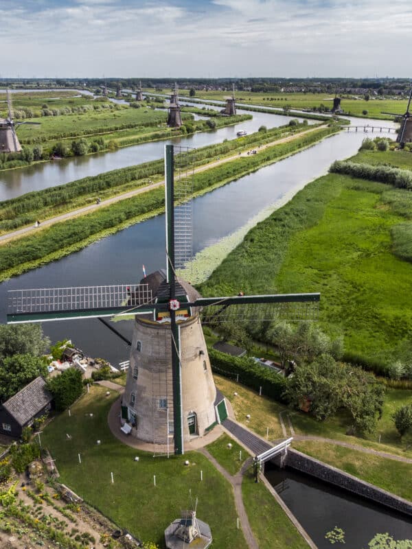Luchtfoto van Nederwaard molen 3 met op de achtergrond nog andere molens in Kinderdijk