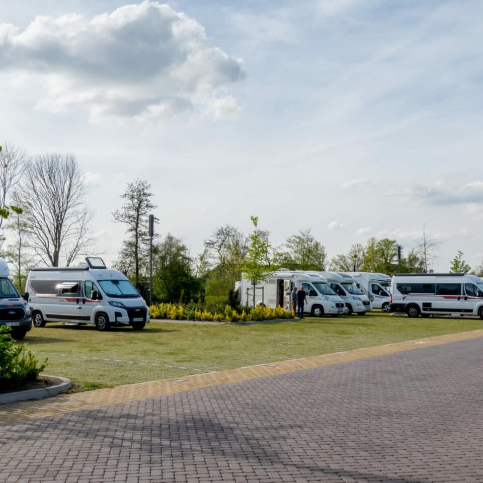 Campers op de parkeerplaats Westrand nabij Werelderfgoed Kinderdijk