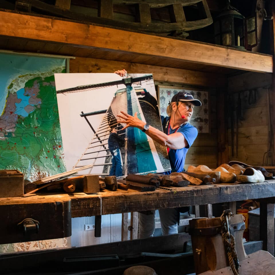 Een gids van Kinderdijk geeft uitleg over de molens in de Werkplaats.