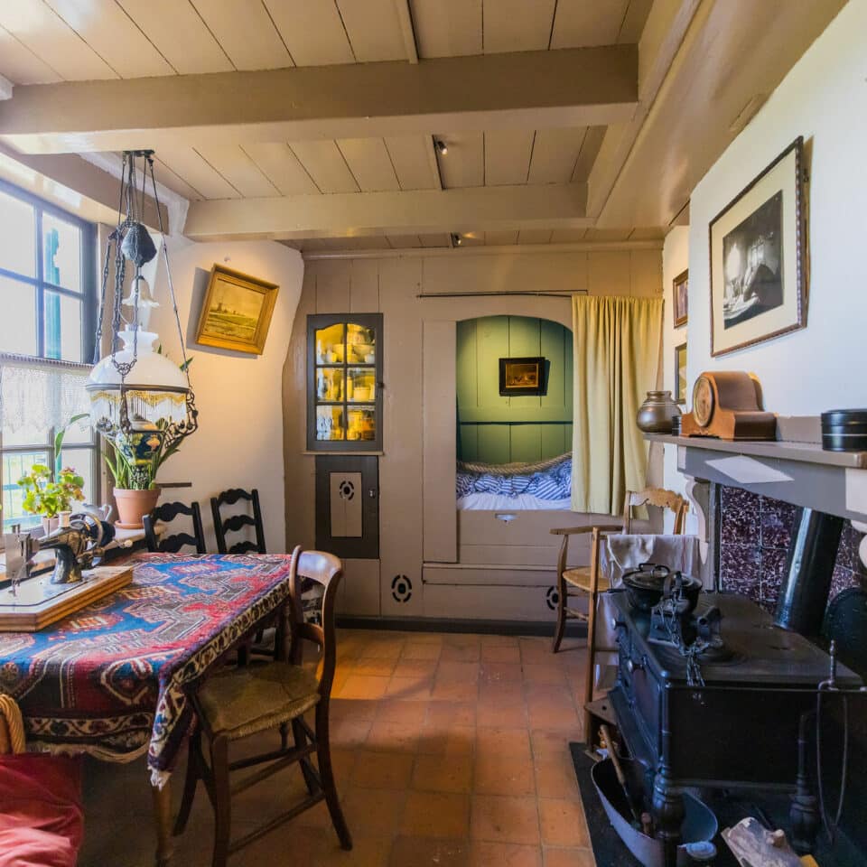 Het interieur van de woonkamer in Museummolen Nederwaard in Kinderdijk.