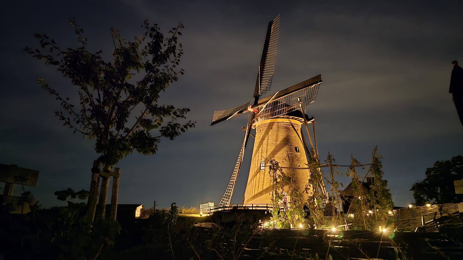 Museummolen Nederwaard in Werelderfgoed Kinderdijk verlicht tijdens de jaarlijkse Verlichtingsweek in september