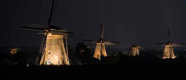 Verlichte molens van Kinderdijk tijdens de Verlichtingsweek in 2020.