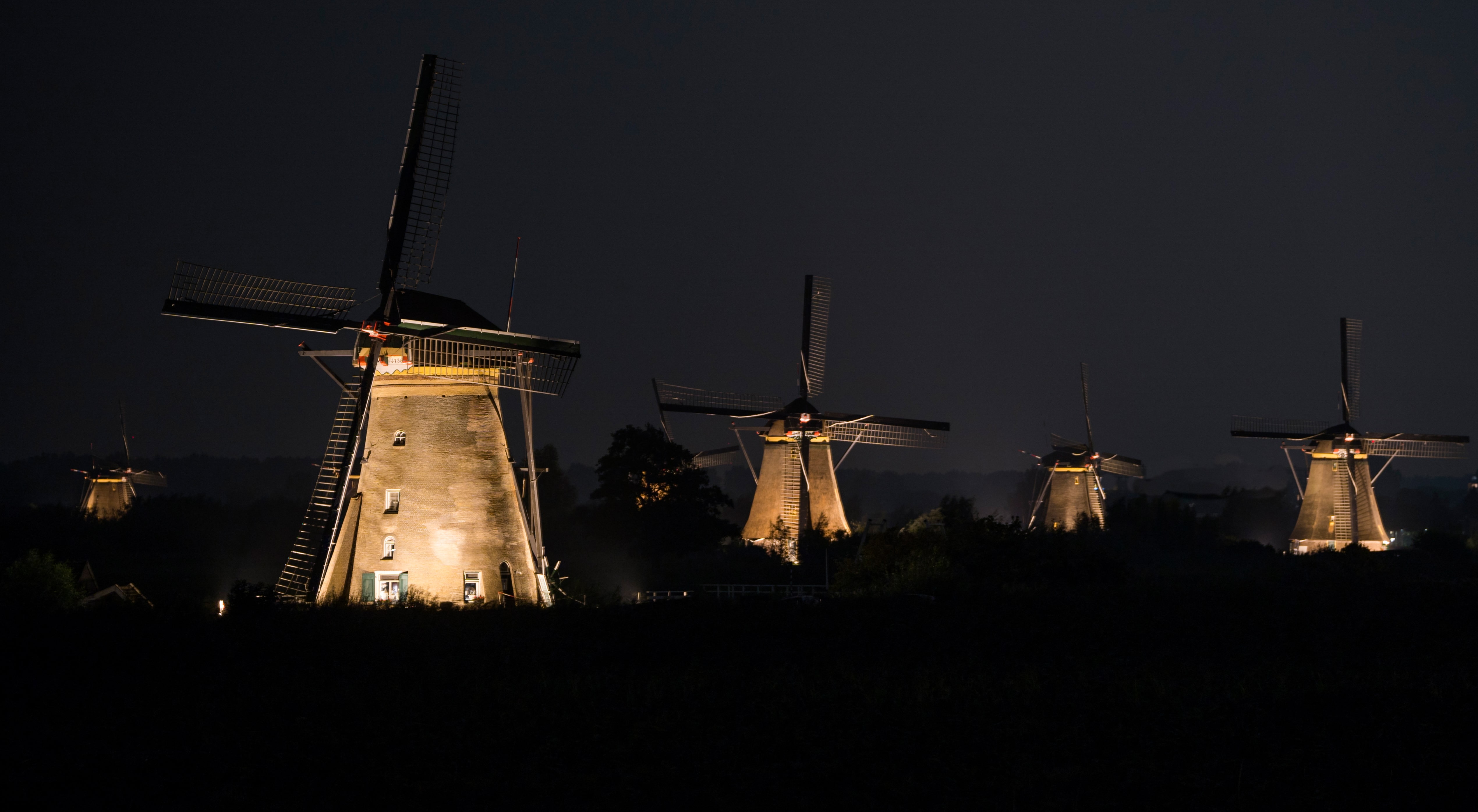 Verlichte molens van Kinderdijk tijdens de Verlichtingsweek in 2020.