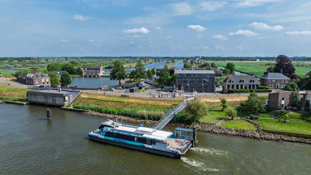 Watershuttle aan de steiger nabij Werelderfgoed Kinderdijk