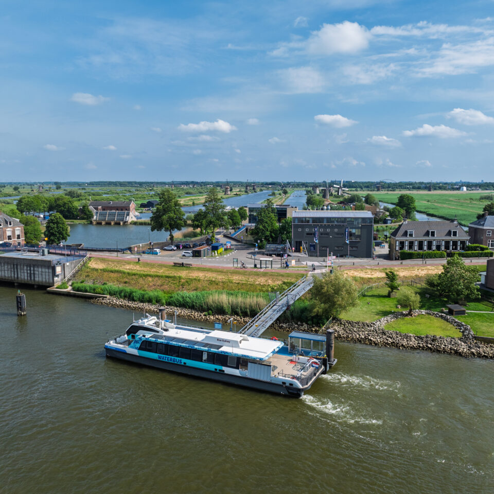Watershuttle aan de steiger nabij Werelderfgoed Kinderdijk
