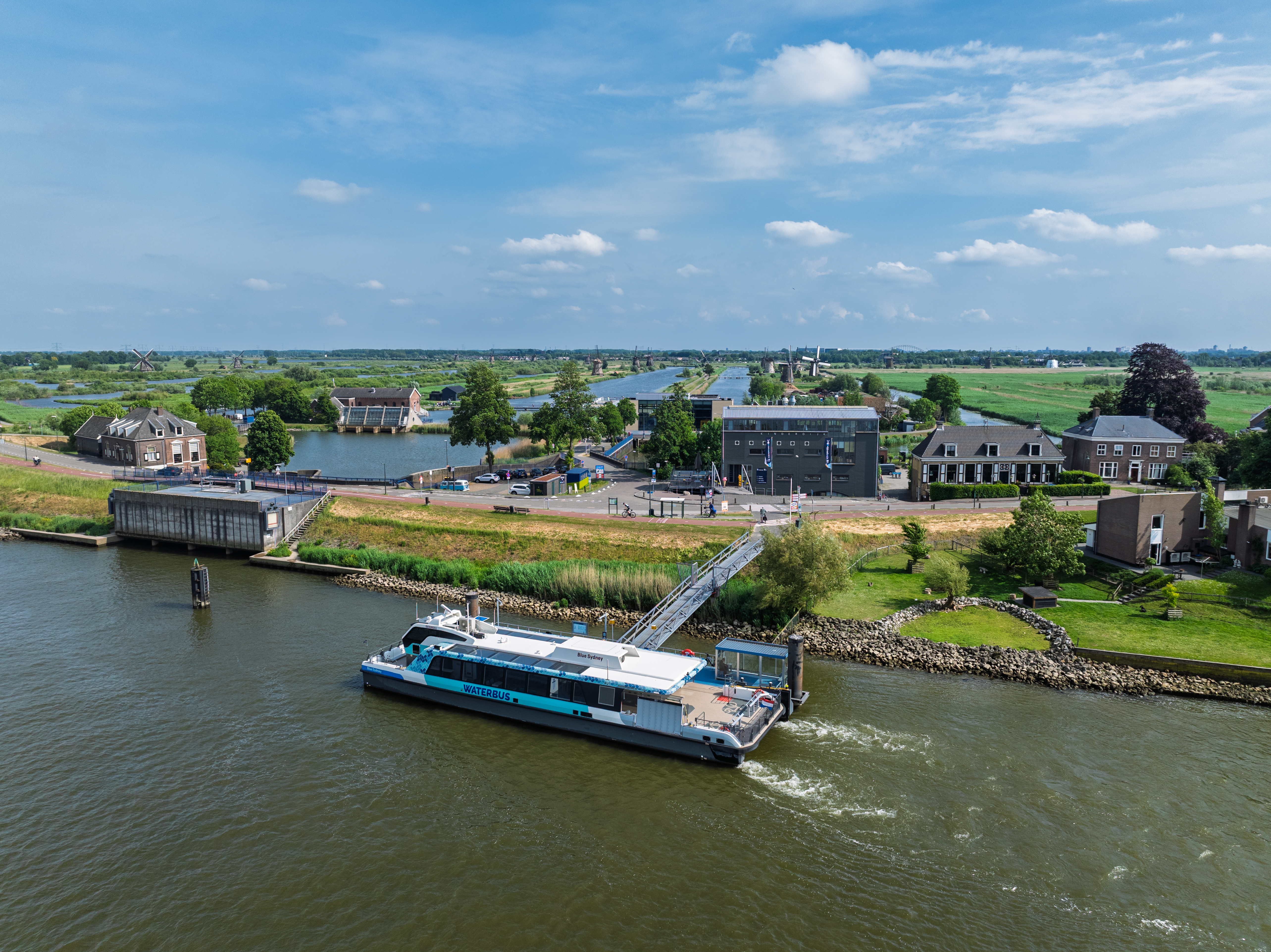 Watershuttle aan de steiger nabij Werelderfgoed Kinderdijk