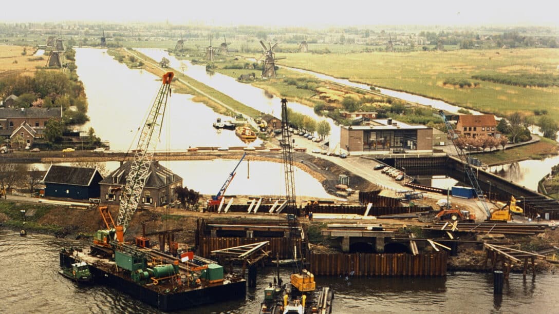 De bouw van de Elshoutsluit in1982