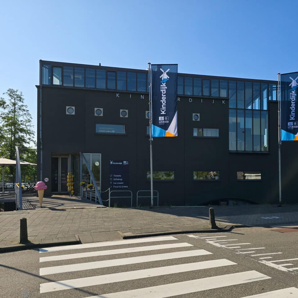 De Kinderdijk Kiosk, ideaal voor een lekkere tussenstop of mooie souvenir tijdens je bezoek aan de molens van Kinderdijk.