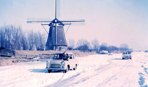 Auto op het ijs tijdens de Molentocht van 1963 in Kinderdijk