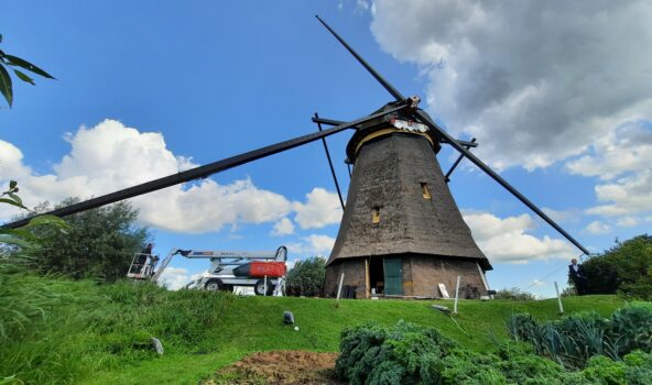 Het vervangen van een roede bij een molen in Kinderdijk