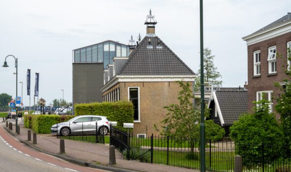 Het gebogen hek bij een huis in Kinderdijk