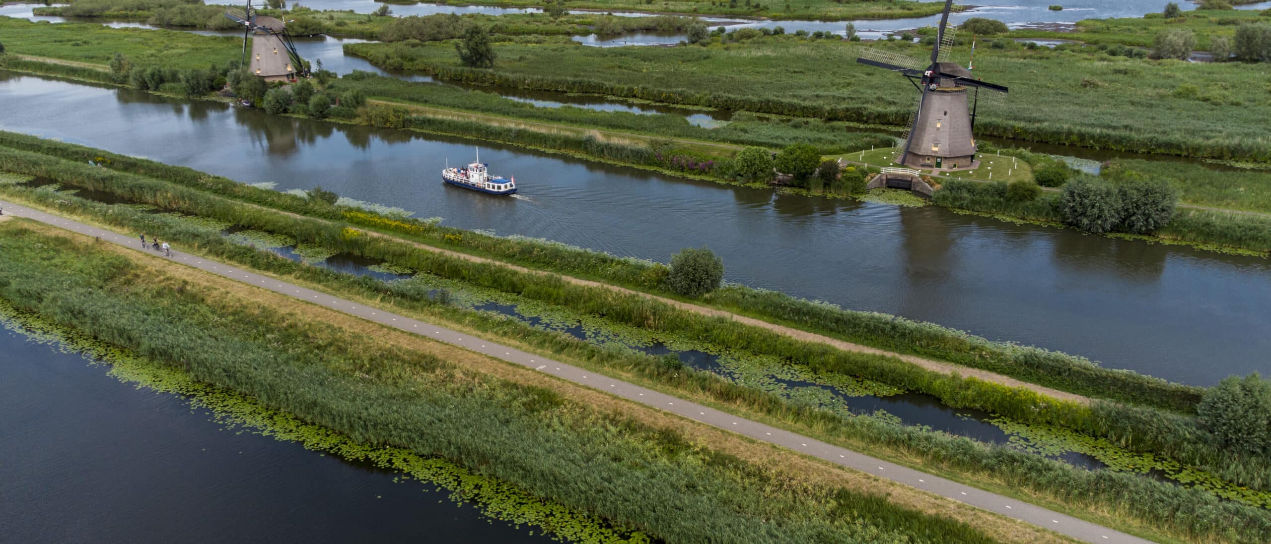 Luchtfoto van de boezems in Kinderdijk met een paar molens