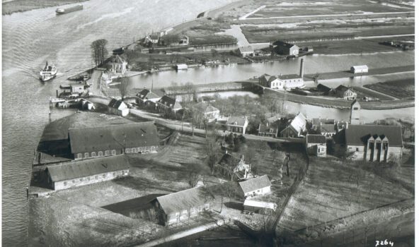 Zwart wit lucht foto van de roedeloods in Kinderdijk