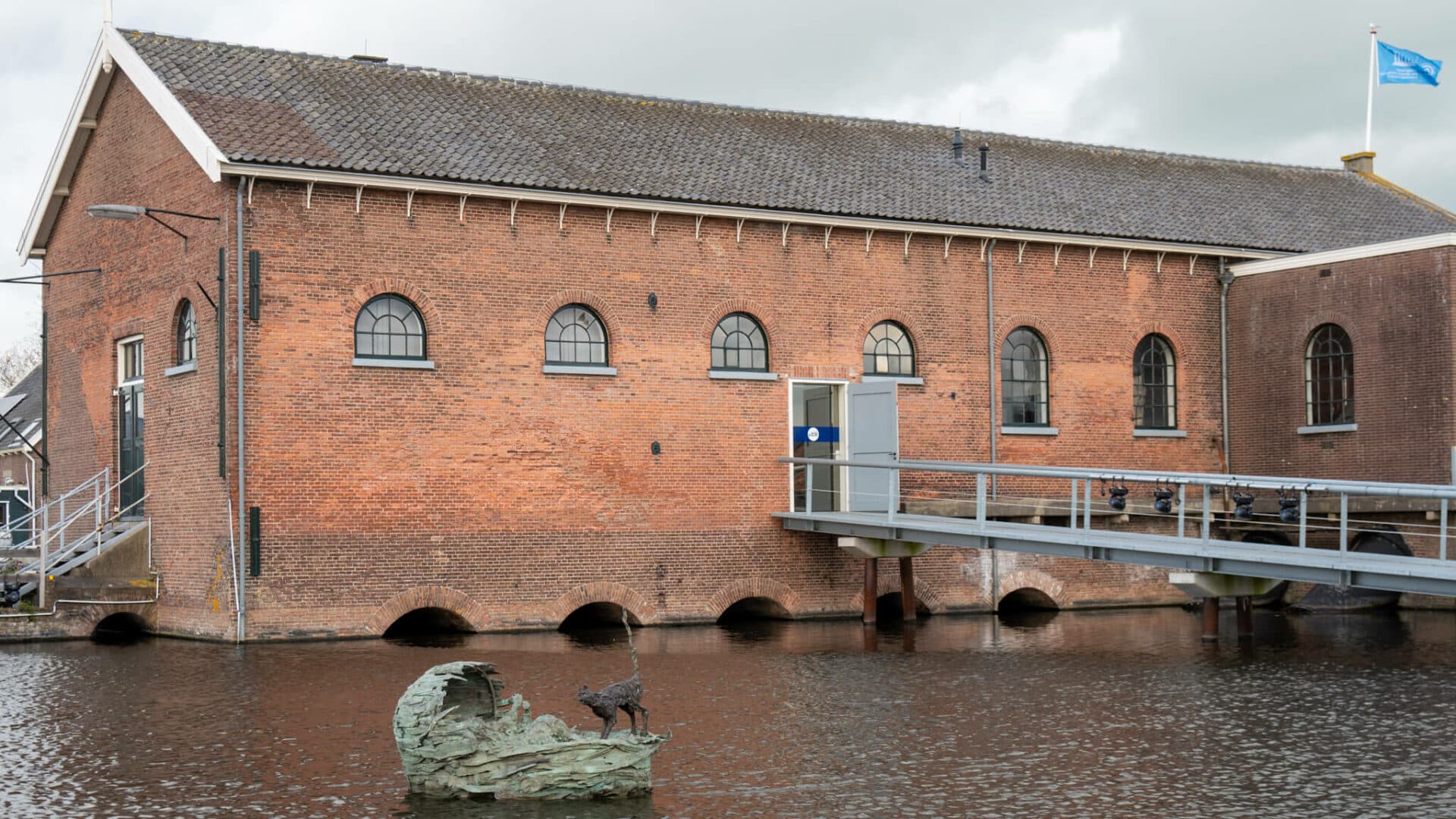 Wiegje van Beatrijs in het water bij het Wisboomgemaal