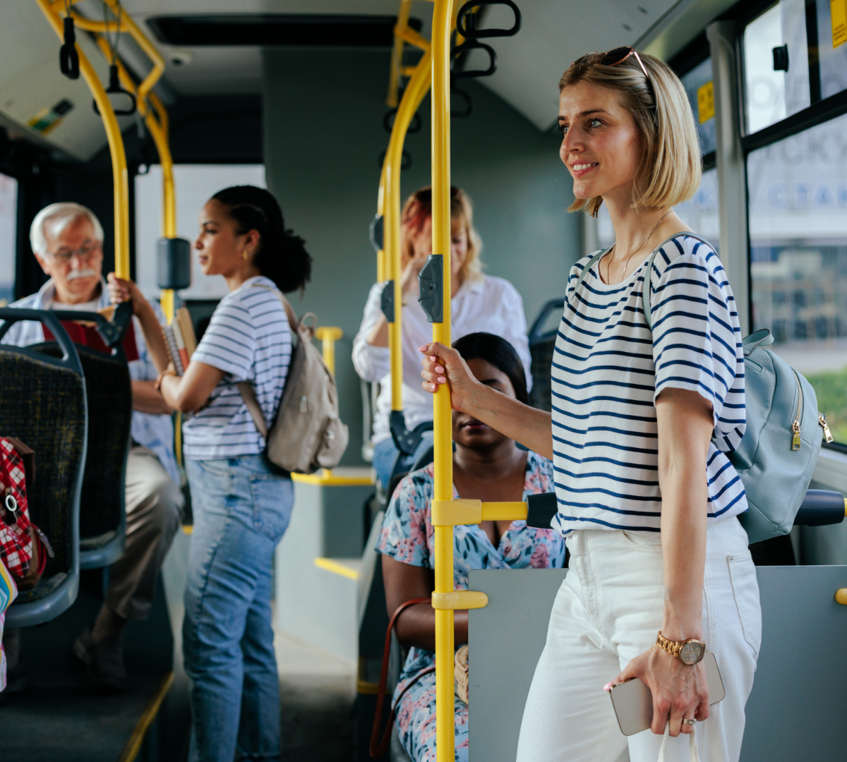 Dame in de bus onderweg naar Werelderfgoed Kinderdijk