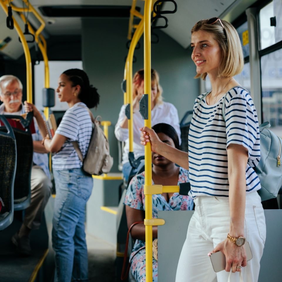 Dame in de bus onderweg naar Werelderfgoed Kinderdijk