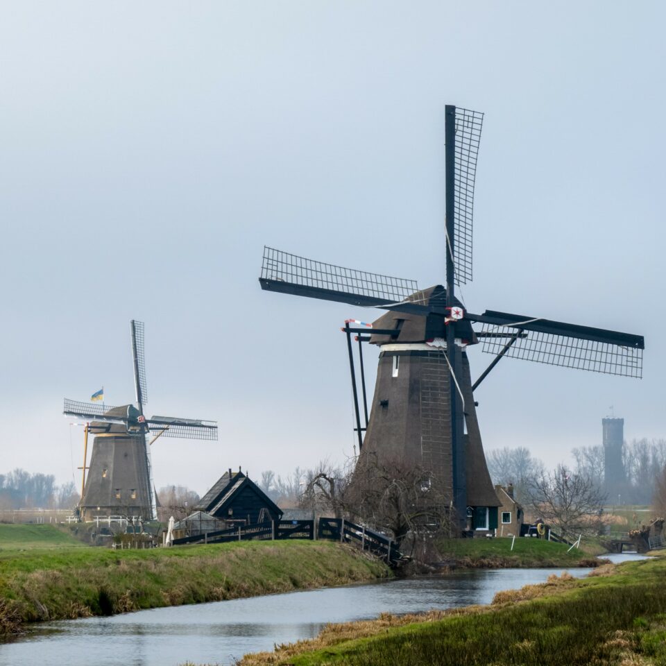 De Lage en de Hoge Molen van Nieuw-Lekkerland, onderdeel van UNESCO Werelderfgoed Kinderdijk.