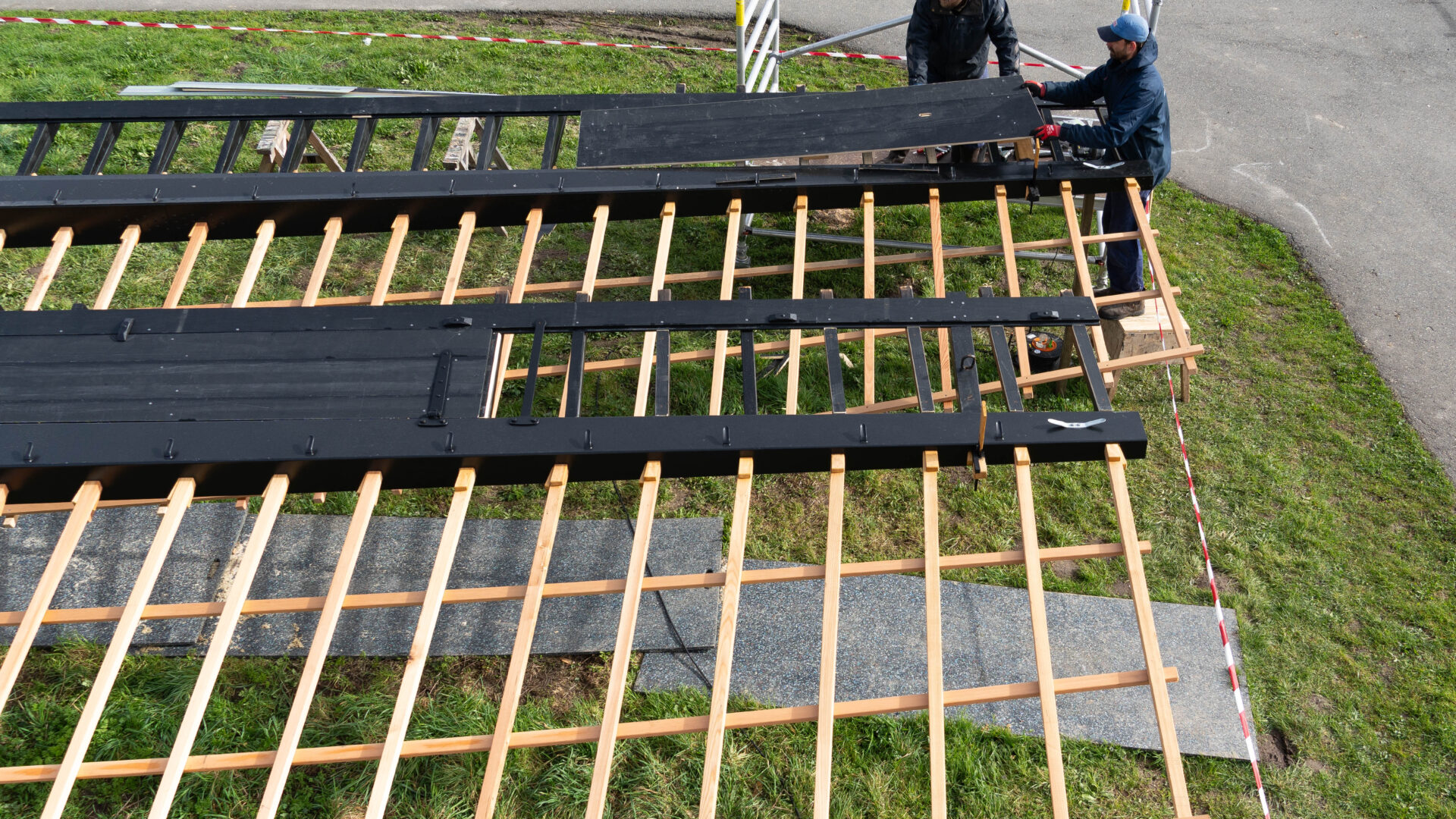 Molenmakers Daniël Ketting en Karel Dolman aan het werk in Kinderdijk