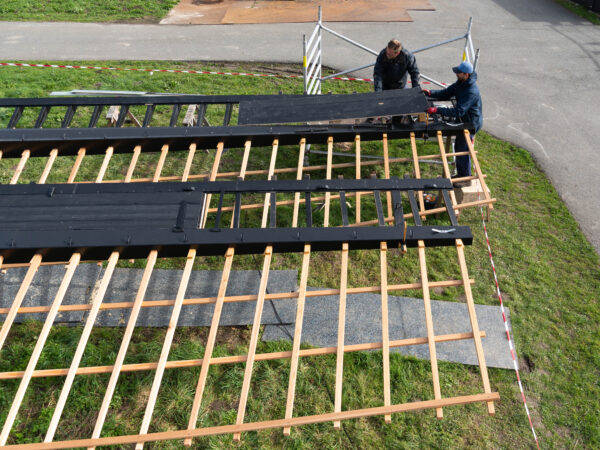 Molenmakers Daniël Ketting en Karel Dolman aan het werk in Kinderdijk