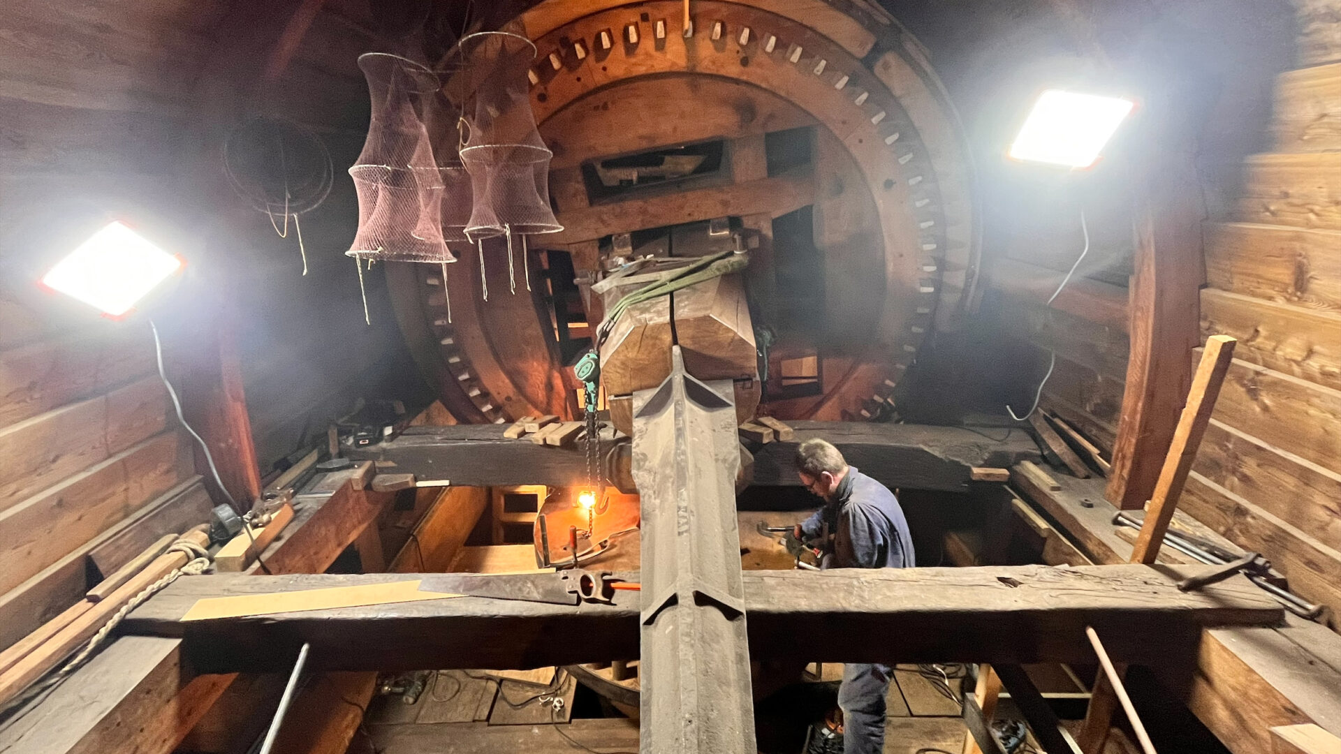 Molenmaker aan het werk boven in een molen in Kinderdijk.