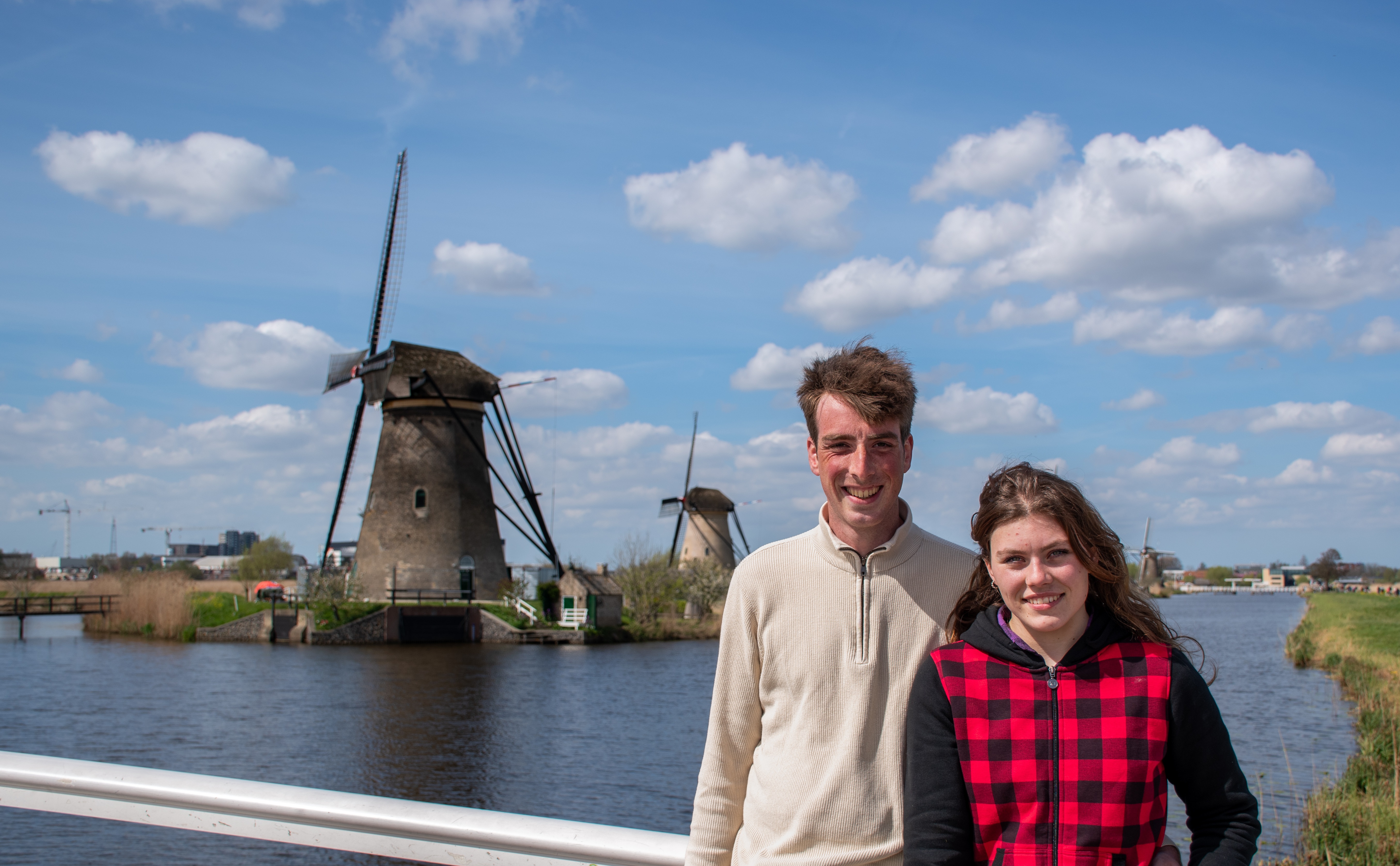 Molenaars Arjan Hoek en Mandie Noorlander voor de molens van de Nederwaard in Kinderdijk met typisch Hollandse luchten.