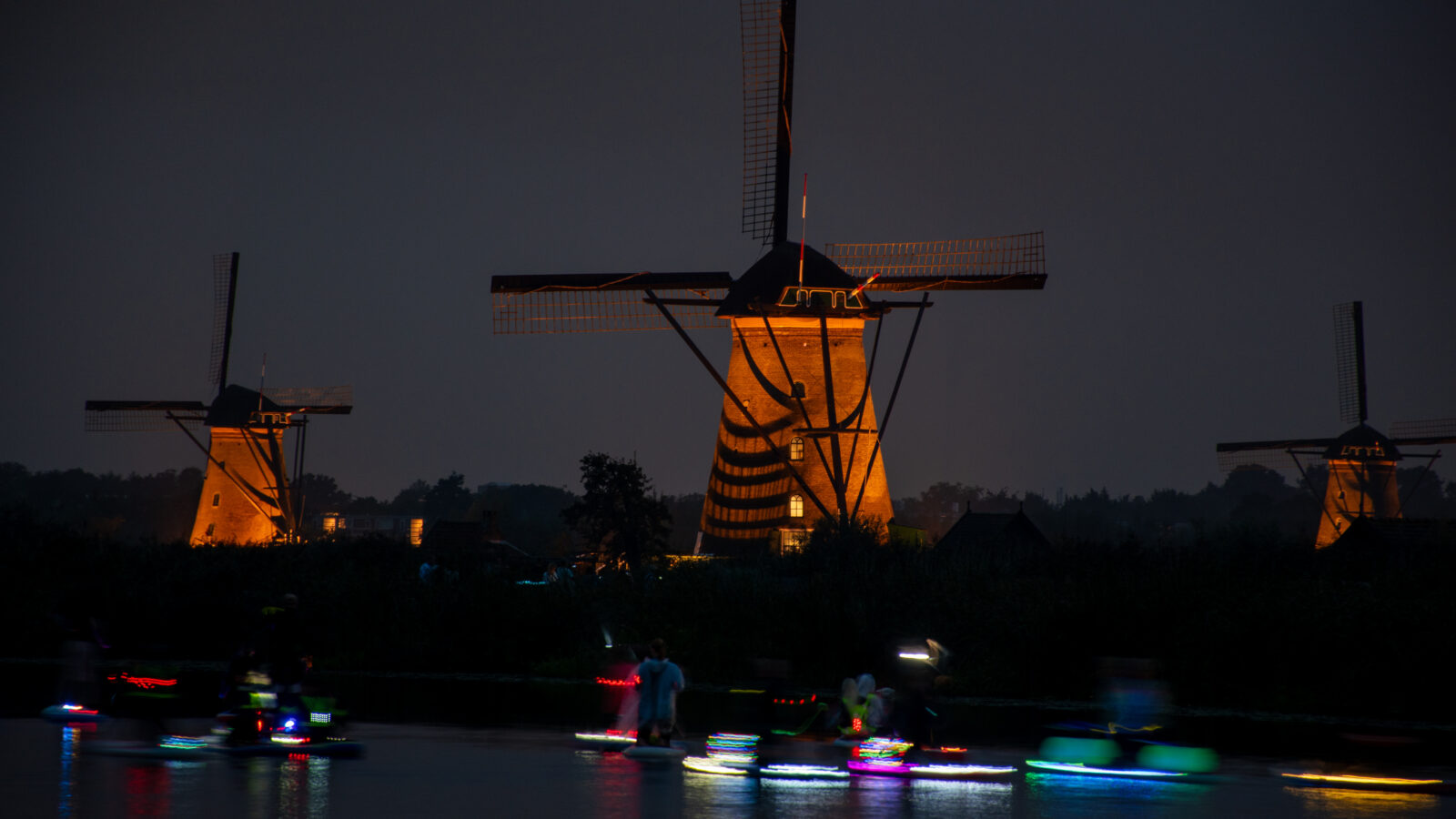 Verlichte molens tijdens de Verlichtingsweek in Kinderdijk