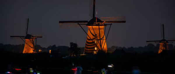 Verlichte molens tijdens de Verlichtingsweek in Kinderdijk