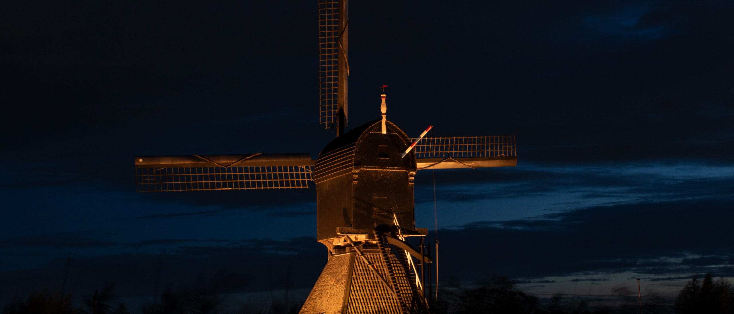Museummolen Blokweer verlicht tijdens de Verlichtingsweek in Kinderdijk.